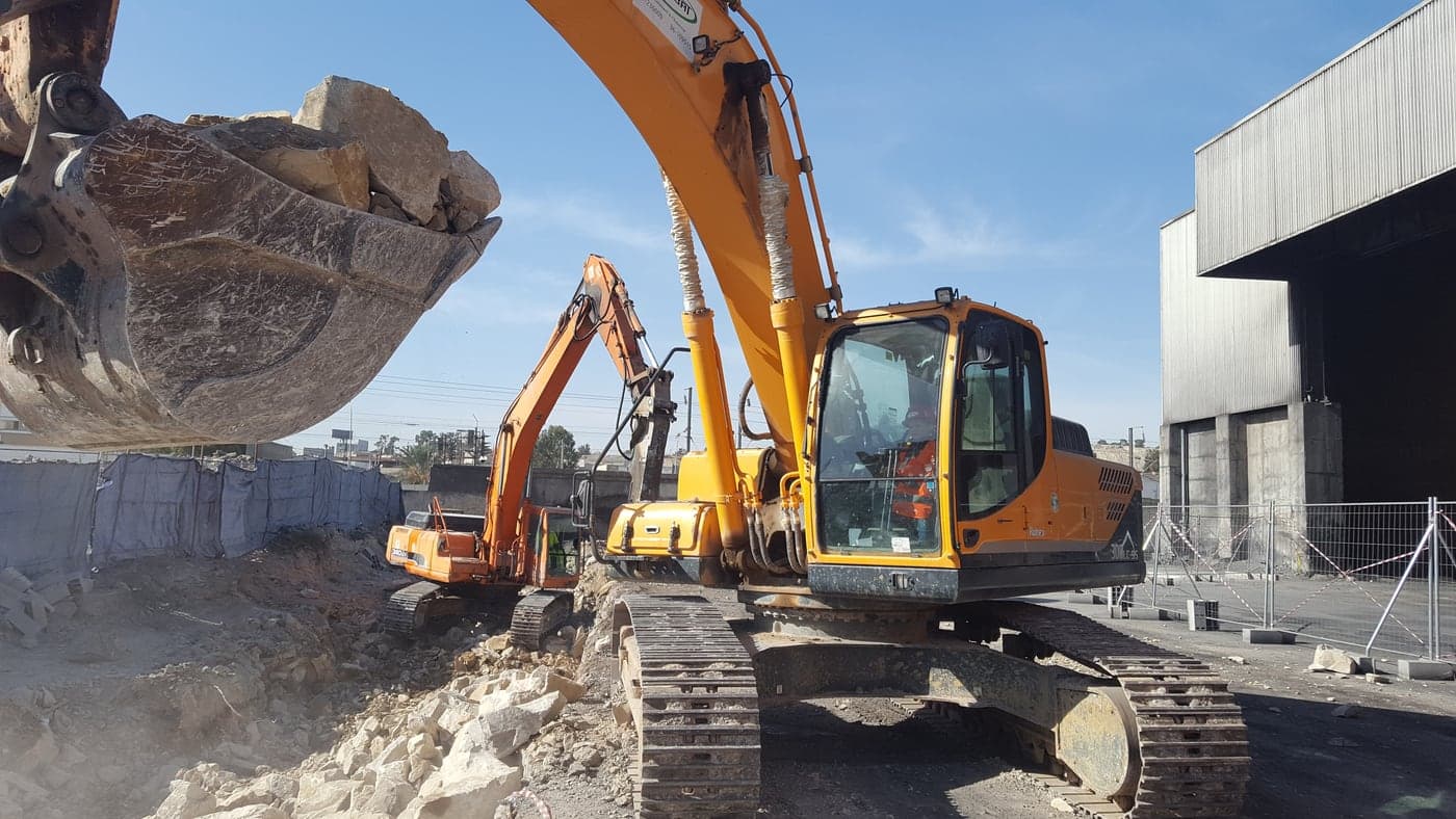 Parc d'engins PEMABAT en activité sur chantier