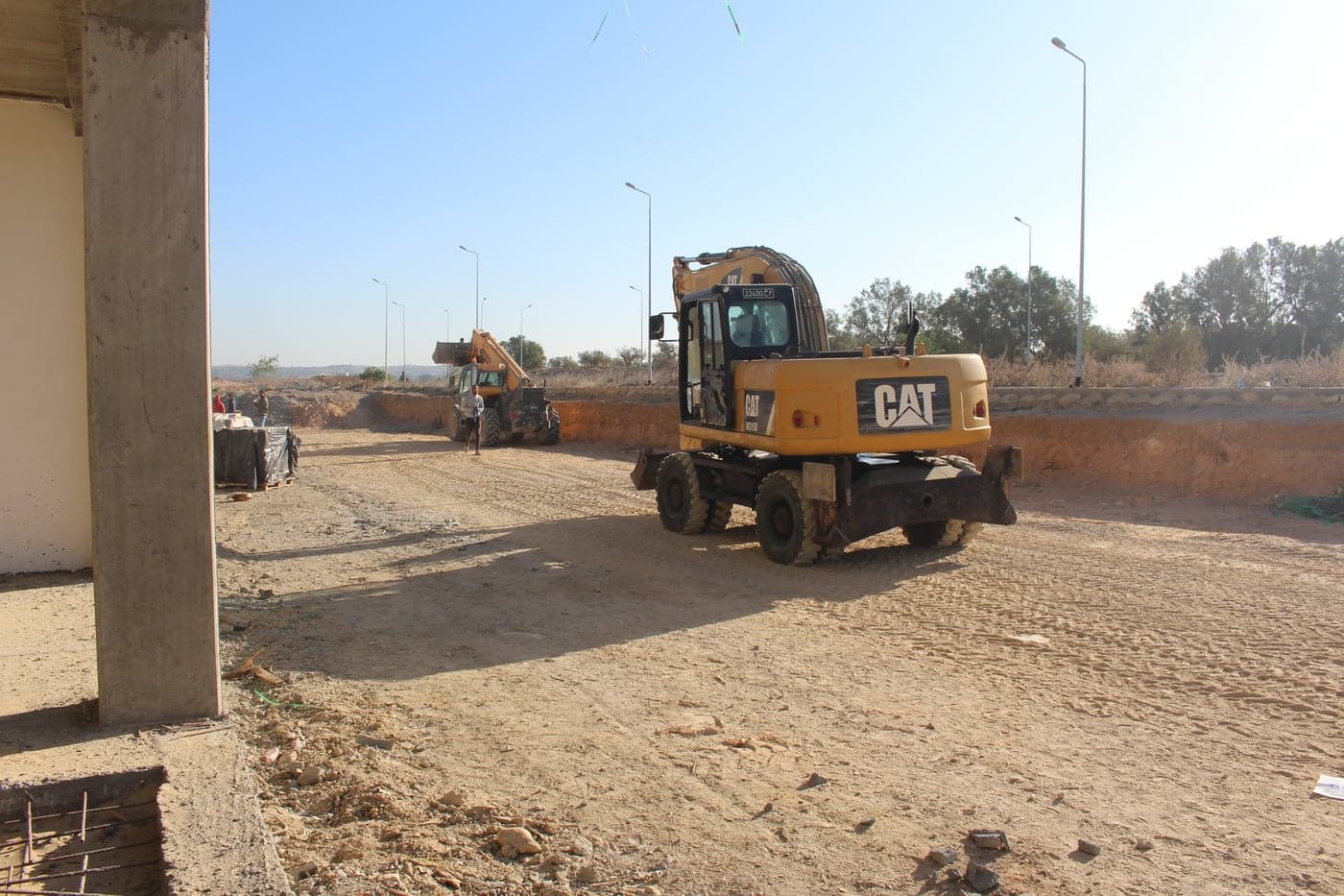 Engins lourds PEMABAT sur chantier industriel